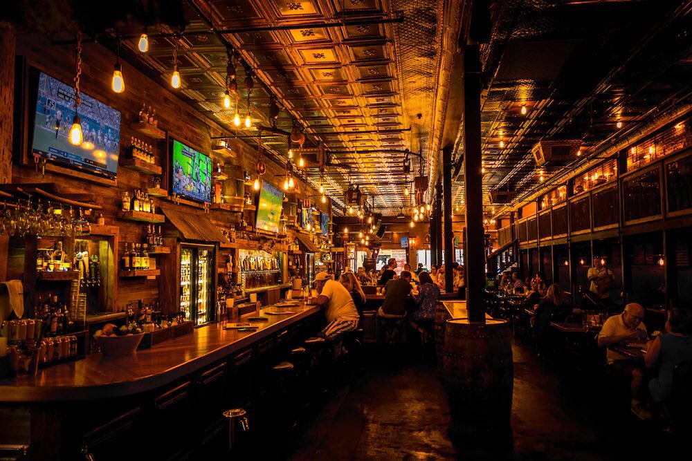 finckscl's tweet photo. Día duro, semana dura.
Por fin unas cervezas y rock pesado!
#nightshoot #5dmk3 #rawshooting #nightclubbing #valparaíso https://t.co/vcg3ppHmag