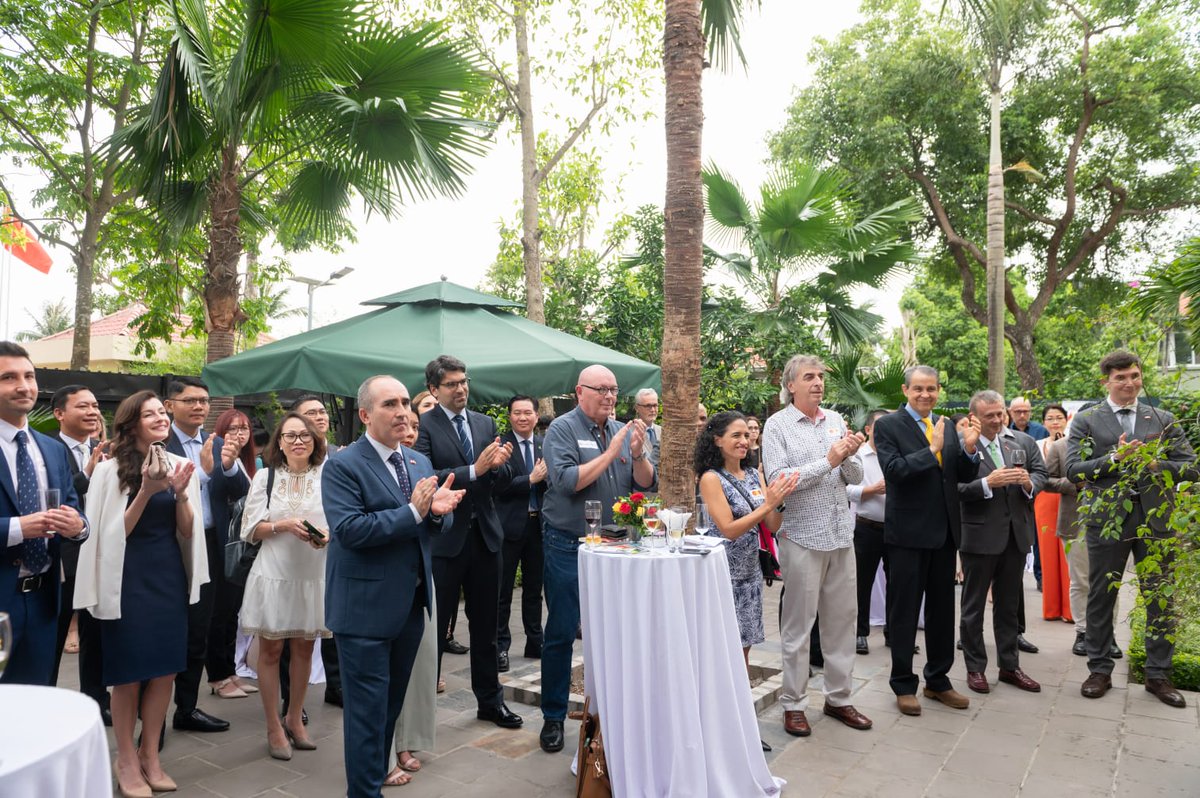 Working breakfast with members of the 🇪🇦Spanish Chamber of Commerce in Vietnam🇻🇳 &amp; presentation of the Chamber to 🇻🇳 authorities, #business community &amp; #media. Held this week at the residence of the Embassy of #Spain in #Vietnam. Important boost to🇪🇦🇻🇳 business relationship.