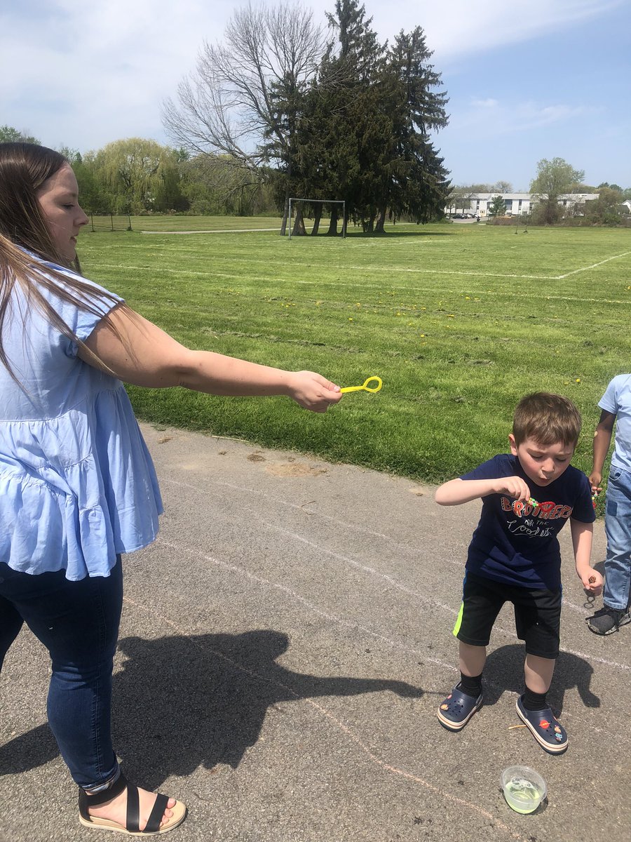 AshleyMDame's tweet photo. Today was “b” day in @GreeceELC kindergarten! Wear blue and blow bubbles. We even made our own wands! 💙@MsCartwright27 @EileenLalonde @ShannonCHeller https://t.co/hgUoAFW2Rf