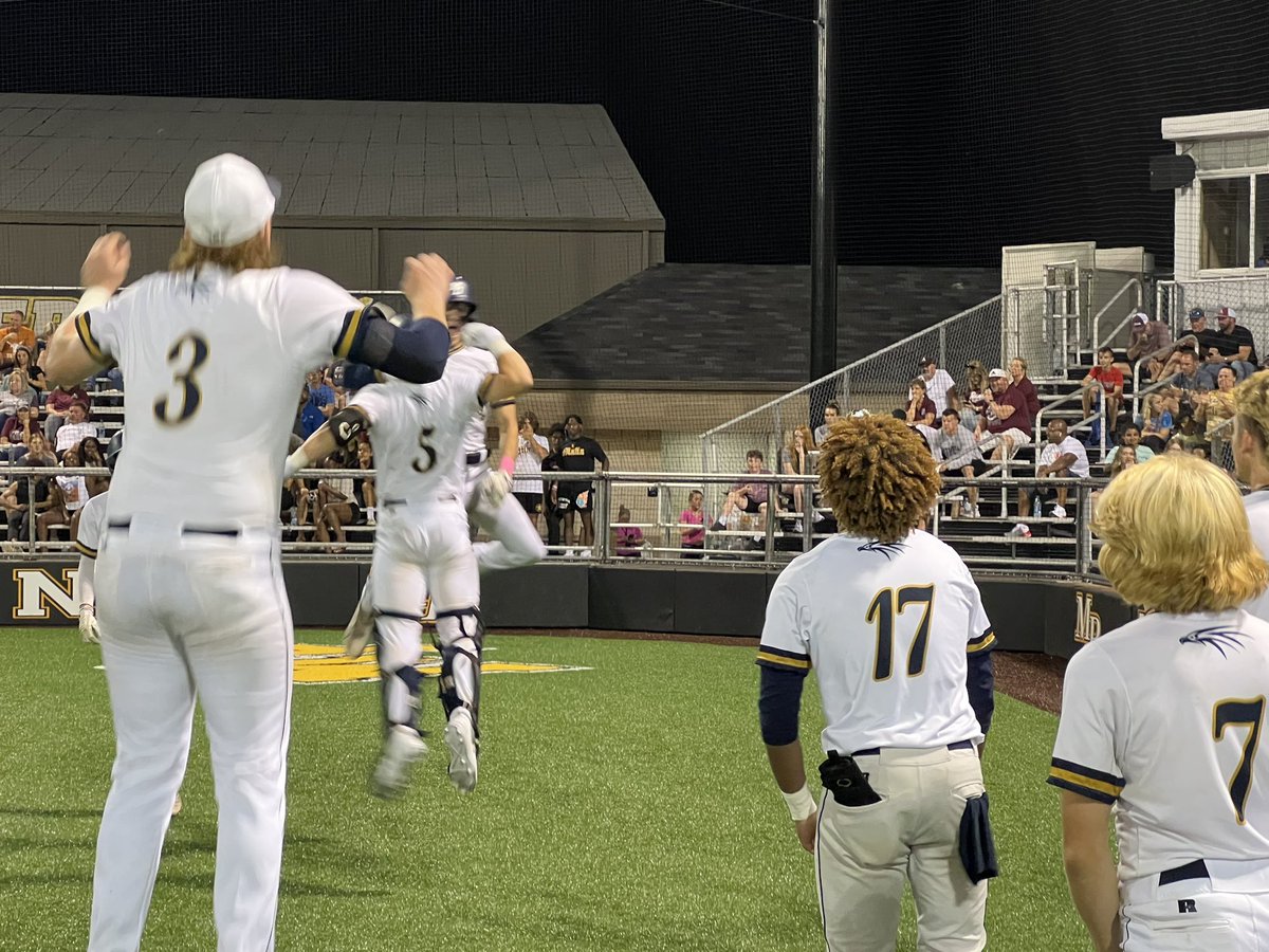 After Hayden Thomas scores Trent Pepper on an RBI 2B, <a href="/_lsimmons2023/">Logan Simmons</a> hits a 2-run 💣 to put your 🦅s up 3-2 in the bottoms of the 5th.

#GRIT
#RiseAbove🦅