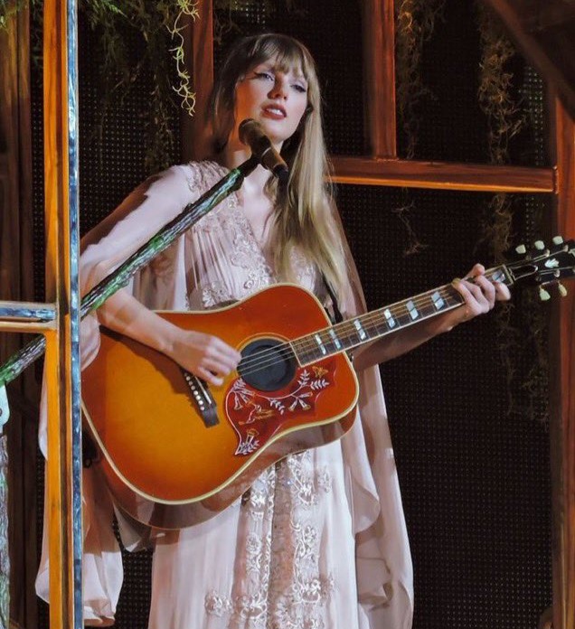 TheSwiftSociety's tweet photo. 💬| @TaylorSwift13 before "Betty"

“Fun fact: I named the characters after real people in my life, who I love. Their names are James, Inez and Betty” https://t.co/aa4CMD7hDK