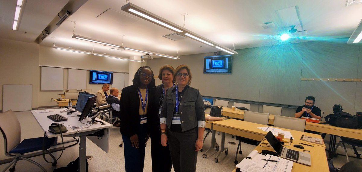 ColloqueTD's tweet photo. #AcfasC658 Hela Zahar, professeure agrégée @universiteON , responsable Pôle Culture numériques, Mirella Tarmure Vadean, professeure associée et leur étudiante Gradora Molaire qui « navigue » sur des #transdisciplinarités : Culture numérique - cours de transdisciplinarité https://t.co/ronADTnIcn