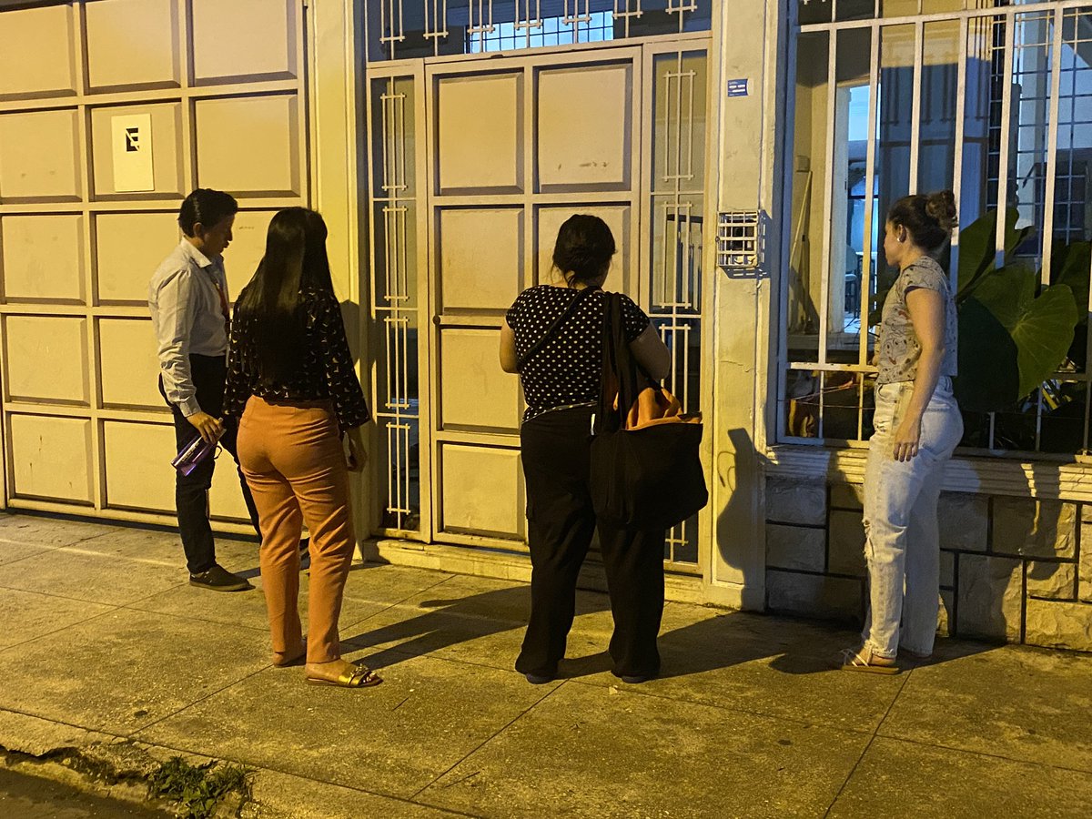 Sobre este caso. Hoy nos organizamos las organizaciones de Guayaquil y fuimos a buscarlos. Están a salvo. Gracias a los policías que nos dieron respaldo. Mamá y 8 cachorros , libres. <a href="/planlibertadgye/">PlataformaLibertadAnimal</a>