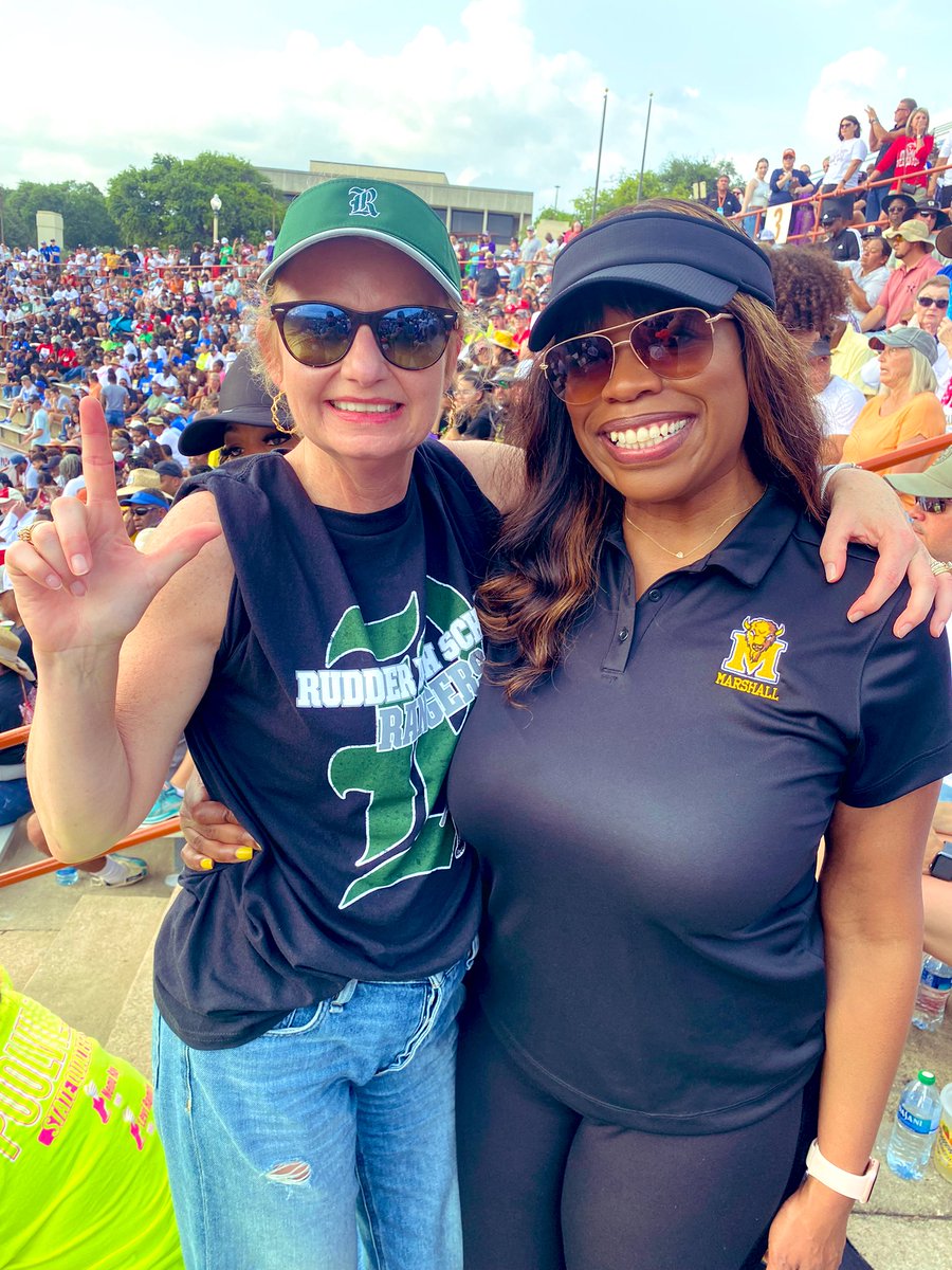 GCarrabineBryan's tweet photo. Reunited! Proud of Fort Bend Marshall at the state track meet! #UILStateTrackMeet #Buffs @RhondaMason14 @FBISDSupe https://t.co/inlIoTrMHS