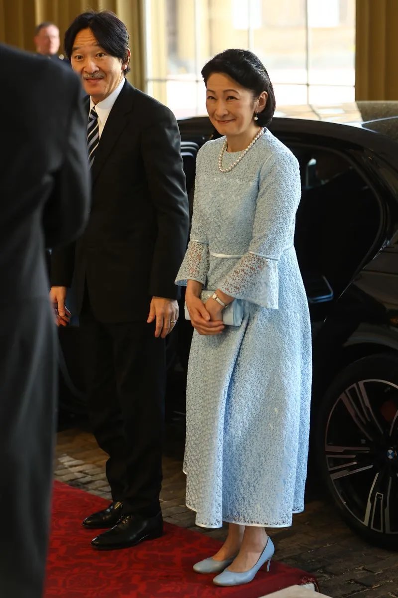 圧巻の晴れ舞台】 紀子さまガーリーな 「ミモレ丈スカート」から 薄い