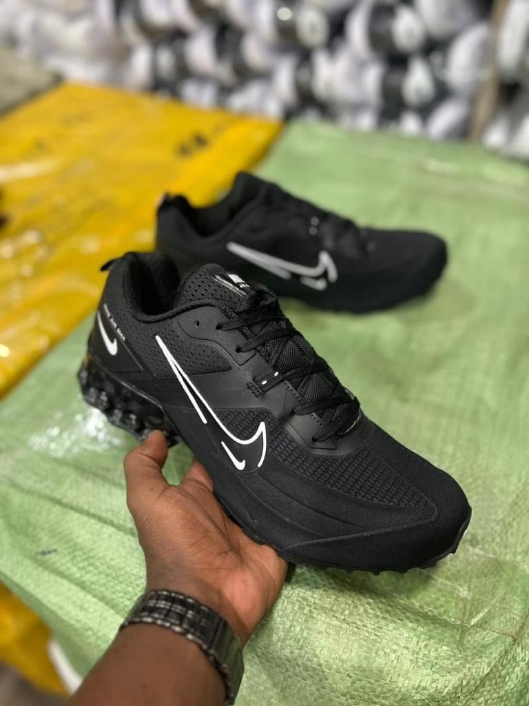 Restocked is the: NIKE AIR MAX ULTRA Available in: Sizes EU 40-45 | US 6-11 Price tag is Ugx 175,000 Call/WhatsApp +256755393610 for deliveries 😊 🤝🏽 This is #PayanSneakers 🔥