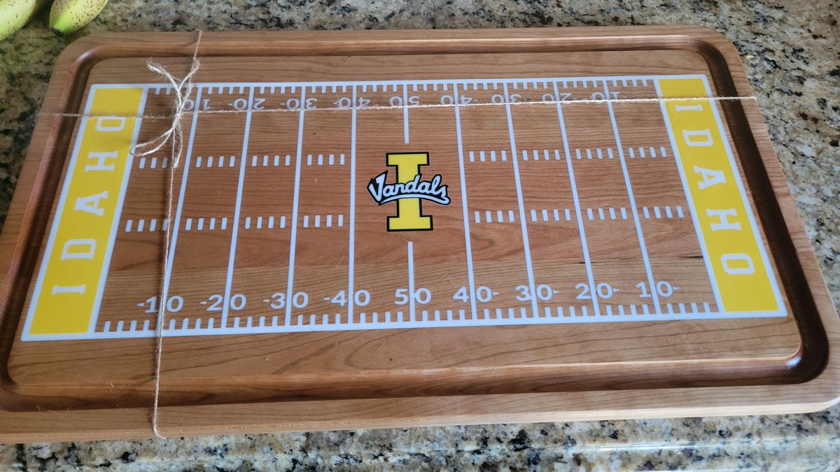 Thejimmers13's tweet photo. I found this guy Nick Biggs/Barbarian Ax on Tik Tok. He makes these awesome serving boards, and he's an Idaho Vandal alumni! He's not on Twitter, so go check him out on Instagram and Tik Tok Vandal Nation.
https://t.co/nuO1nTzh1E https://t.co/YfwjLeO2cR