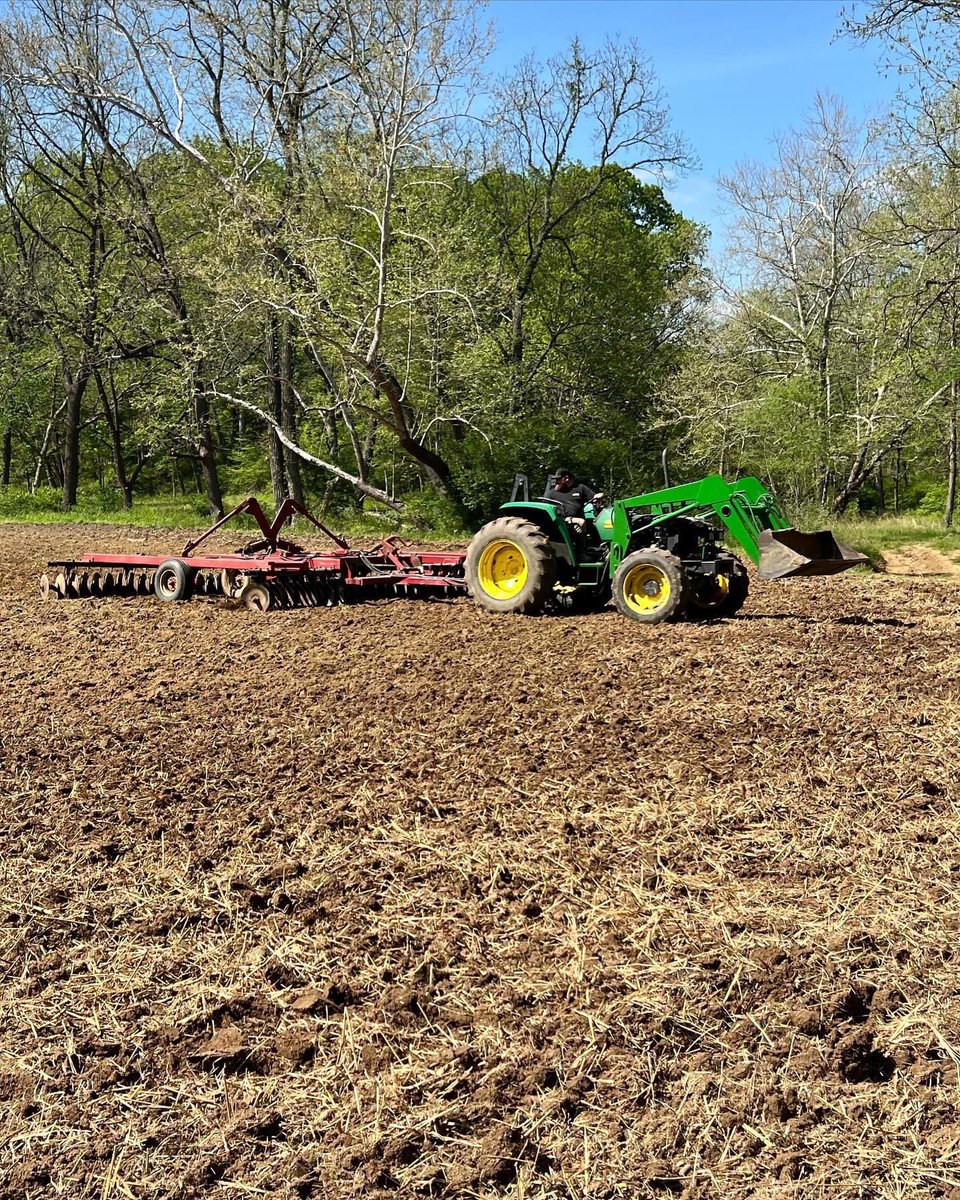 Buck_Chasers's tweet photo. Well play time is over and back to the grind. A lot of long hours and late nights getting that yellow gold in the ground. #foodplots #guidelife #cornfields #beanfields #deerhunting #hunting #reapwhatyousow #deerfoodplots https://t.co/iWdrs5m4RA