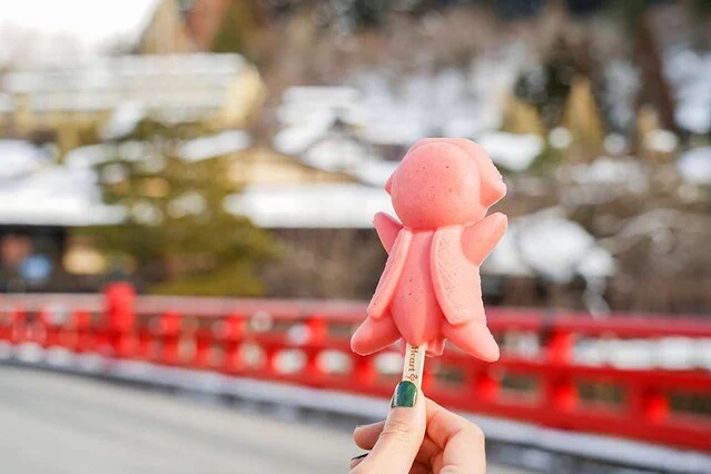 インスタ映え。飛騨高山名物さるぼぼがアイスに。