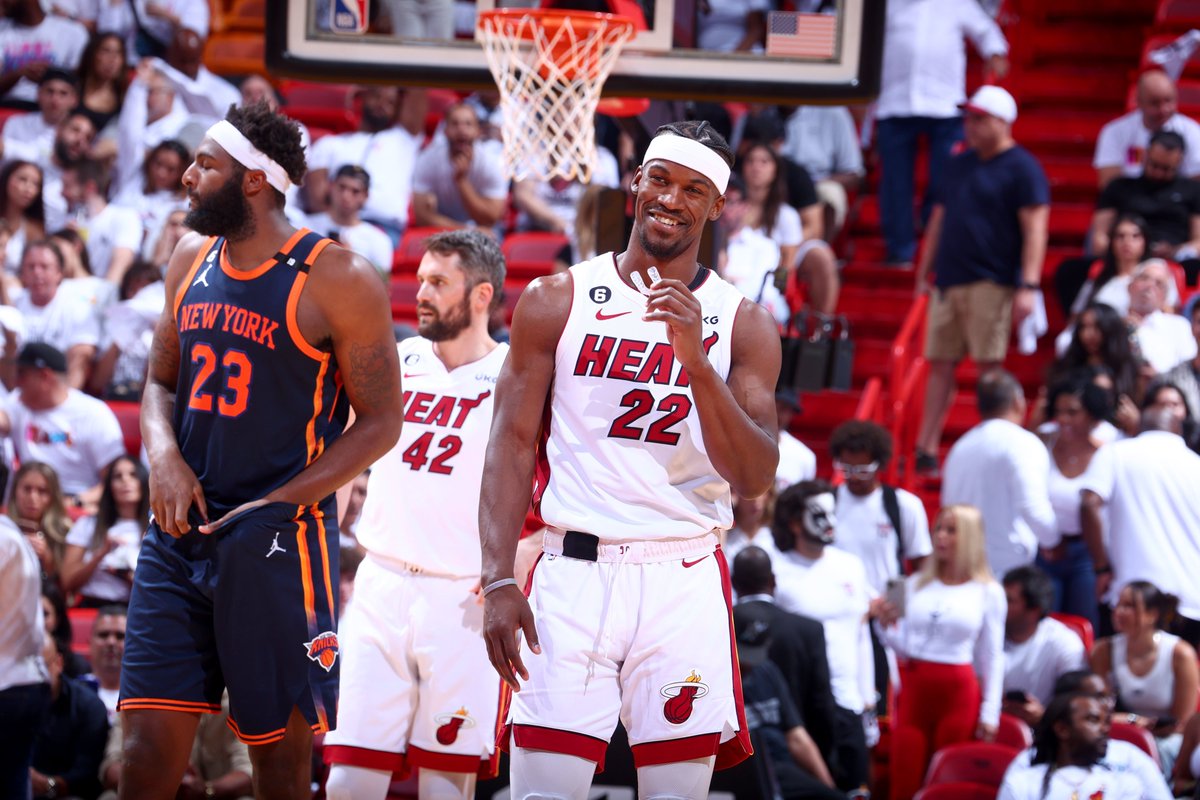 NBAdoPovo's tweet photo. ACABOU

O MIAMI VENCE E ELIMINA O NEW YORK KNICKS

4-2

DO PLAY-IN PARA AS FINAIS DO LESTE

O MIAMI HEAT VAI JOGAR NAIS FINAIS DA CONFERÊNCIA LESTE PELO 2° ANO SEGUIDO https://t.co/99yFVdAxVR