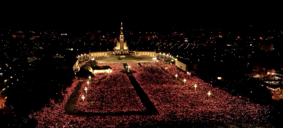 📸 Procissão das Velas no Santuário de Fátima 🇵🇹. Estima-se 300 mil pessoas em Fátima neste final de semana.