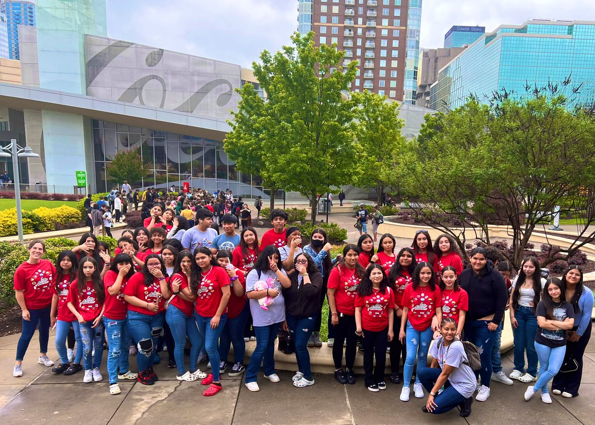 esthetical1908's tweet photo. @GeorgiaAquarium, thank you for hosting us today! You blew our @CobbCountyESOL students’ minds with a new experience! They were fully engaged and had the chance to practice their linguistic skills to discuss their feelings and what they saw! #ESOLrocks https://t.co/kc2tXcKRGI