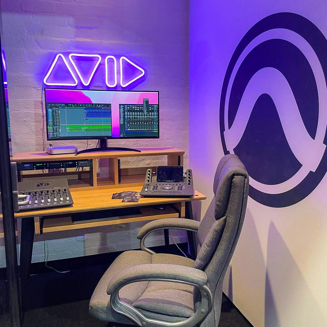 AvidProTools's tweet photo. 😍 Avid room at Store DJ Windsor
📷 https://t.co/Izrxq3xoGM
▶️ https://t.co/LNIgmkN0JV
#logo #storedj #musicproduction #studiolife #studio #mixing #recording #protools #avid https://t.co/SqPE8eYqWd