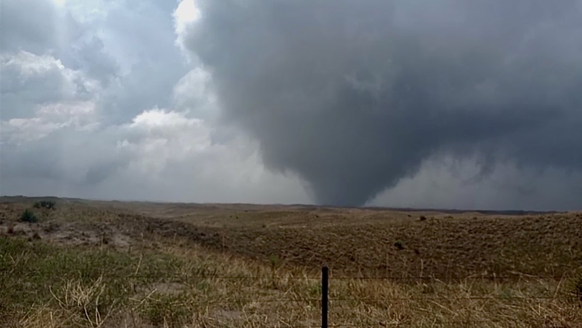 Live Storm Chasers on Twitter "NEW photos of the LARGE tornado west of