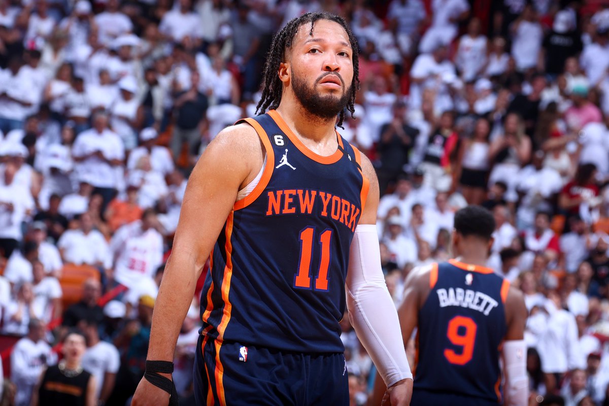 BleacherReport's tweet photo. Jalen Brunson tonight:

41 PTS
5 3PM
64% FG

Left it all on the court 💯 https://t.co/iD8DGot06S