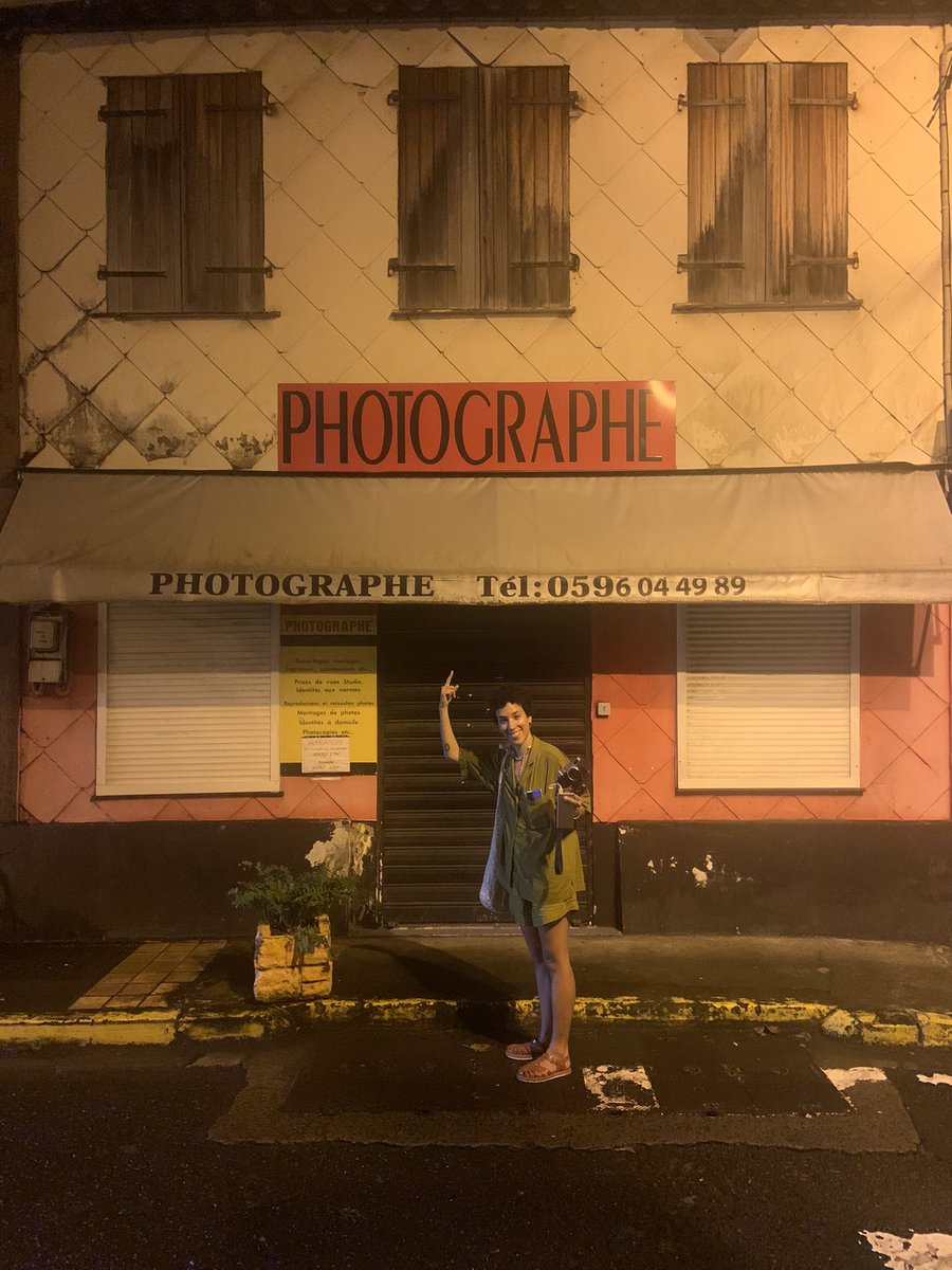 Zist se fait de rencontres entre étrangers, de traces insoupçonnées, loin du folklore et des clichés…

Sinon Adeline est une elfe pleine d’amour qui saute sur les toits de maisons abandonnées et fait des appels vidéos à 🚲