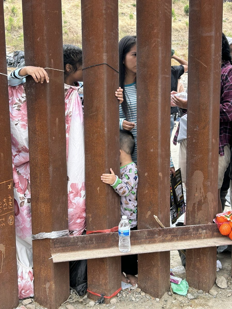 L_Toczylowski's tweet photo. Spent today at the border in San Diego &amp; Tijuana where currently hundreds of people are trapped between the border walls in increasingly desperate and dangerous conditions. Our @ImmDef team was there to provide legal assistance, help with food distribution &amp; monitor conditions. https://t.co/VKfpIAF3Fn