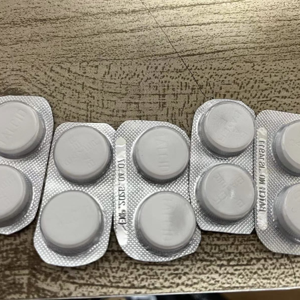 和我女朋友在一起以后包里全是她准备的药 感冒药健胃消食片膏药胃药  她还会把药片剪成圆形怕我被划到🥹