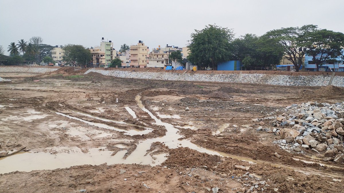RBPachhapur's tweet photo. @OObaroghedo @Sdg13Un @BBMPCOMM @IPBES @SDGoals @SnehaVRamesh @Britnatureguide @NCBS_Bangalore @vinaysreeni @veenas_water @Birder_Selva @wildmeera @sustainBLR @4Post2020BD @BiodivCollab @vijayvruksha @ecology_tweets @wildvishwa @EcosystemLake @nanda_ramesh @BEANOntario @tweetbengalooru @Vinay_Kumar_R @VoicelessRights @Namma_Bengaluru @nammaElita @_kanakapuraroad @reshmaut @reshmatweetsat @Jahnaviravindra @UNBiodiversity @malarbalu11 @iffathfathima6 @ShreyasJurno Desilted polluted soil still lying at #KonanakunteLake, while the rainy season is here.
Polluted soil = polluted waters.
Good water quality supports diverse #species of #Fauna.
@BBMPCOMM needs to postpone timing of lake rejuvenation considering the seasons.
#ActForWater @Sdg13Un https://t.co/U0WvcknyKE