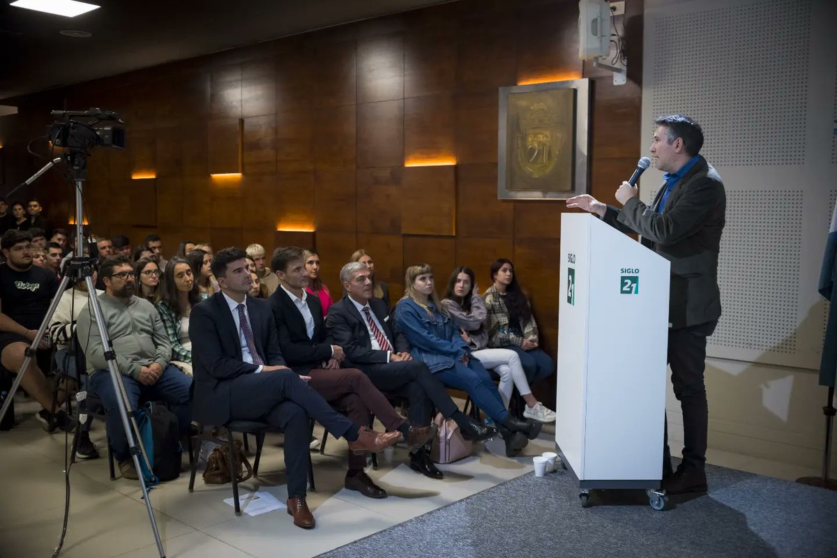 NycoGallo's tweet photo. Vivimos una jornada de actualización disciplinar para el Dec. de Cs del Derecho de @LaSiglo21 
Estudiantes, docentes, autoridades y público en general compartimos la experiencia y el desarrollo de la Inteligencia Artificial en el ámbito del Derecho. https://t.co/4jji37pM43