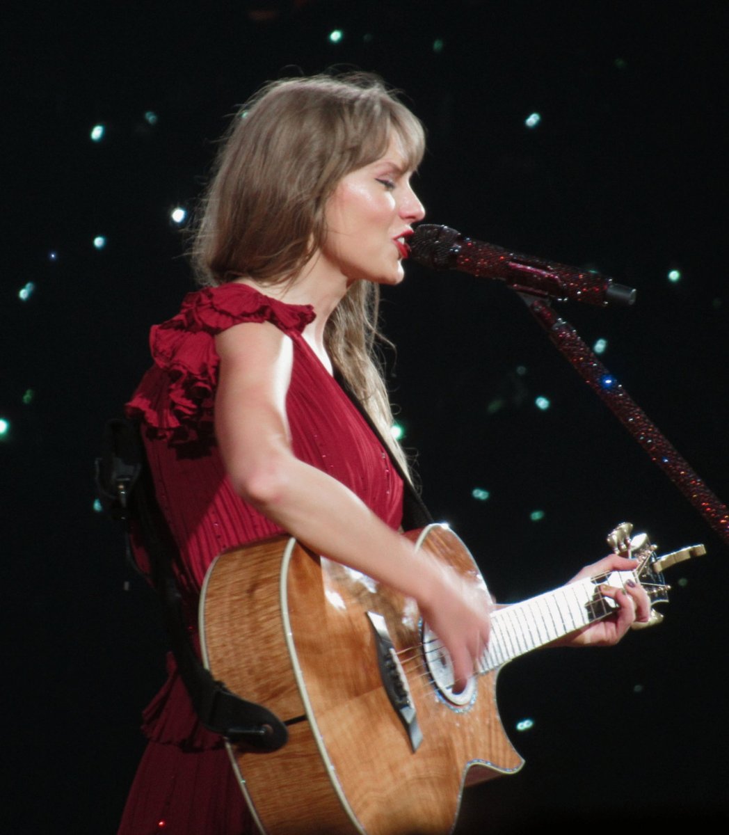 TheSwiftSociety's tweet photo. 🎶| The first surprise song is "gold rush" https://t.co/z8f8yIu9FK