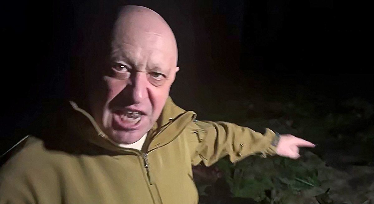 L_ThinkTank's tweet photo. [ 🇷🇺 RUSSIE | 🇺🇦 UKRAINE ]    

🔸 Le chef de Wagner, Evgeni Prigozhin, accuse l'armée russe régulière de « fuir » leurs positions dans le secteur de Bakhmut, affirmant que la ligne de défense s'effondre. Il ajoute également que le MoD russe tente d'édulcorer la situation. https://t.co/pvLtonlQvY