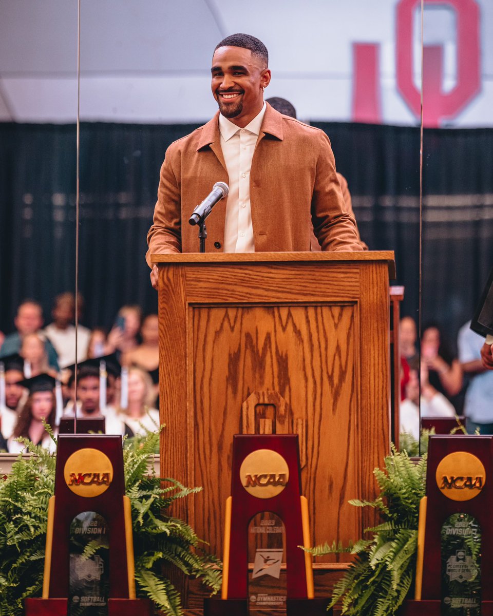 OU_Football's tweet photo. 𝗦𝗼𝗼𝗻𝗲𝗿 𝗙𝗼𝗿 𝗟𝗶𝗳𝗲 

Congratulations to @JalenHurts on completing his Master’s degree from OU! 🎓

#OUDNA https://t.co/c0DVkA8JCh