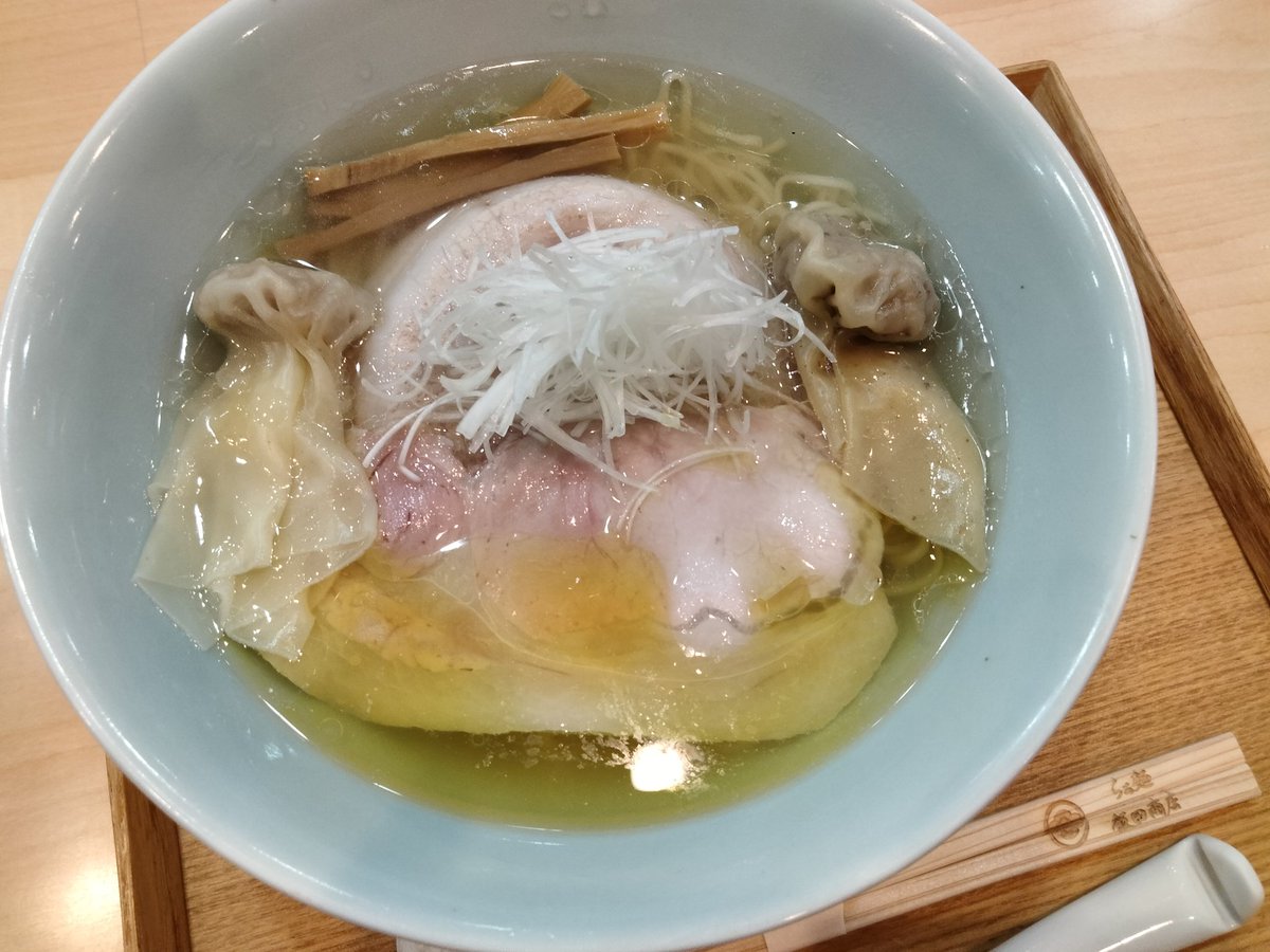 ramentry's tweet photo. #湯河原 の #飯田商店 にて「わんたん入りしおらぁ麺」をいただく幸せ。

飯田商店の中で個人的にいま一番注目している、『しお』。

全てのバランスが最良に整った、忘れられない一杯。
旨み溢れる芳醇なスープとシルキーな麺、そし��2種のワンタンとチャーシュー、そのすべてに脱帽‼️
（スタッフ） https://t.co/RZAONP62iG