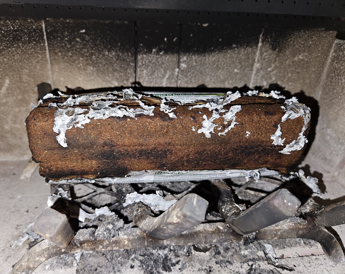 bjfini's tweet photo. What's the deal, @DURAFLAME ? Bought tonight &amp; came home &amp; lit it &amp; all it did was burn the outside paper. Followed directions w/ the arrows. https://t.co/HkD5wXs5ab