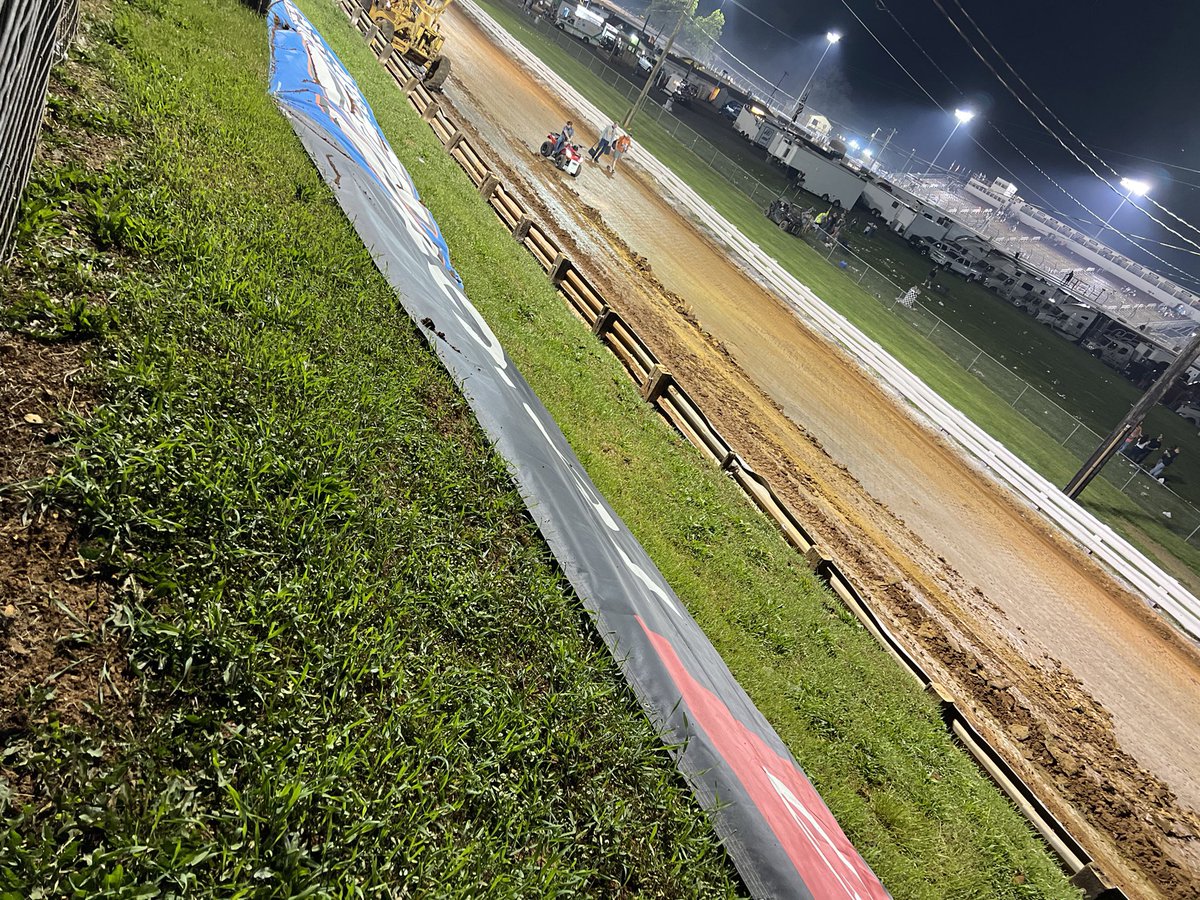 DrunkDingus's tweet photo. Got sent a DM from a Pennsylvania native. Sounds like they aren’t happy either. 

I’m not really understanding the hype about Williams Grove. Isn’t this without a question PA’s “best track”? I mean, this is unacceptable… https://t.co/NGl4xSR13u
