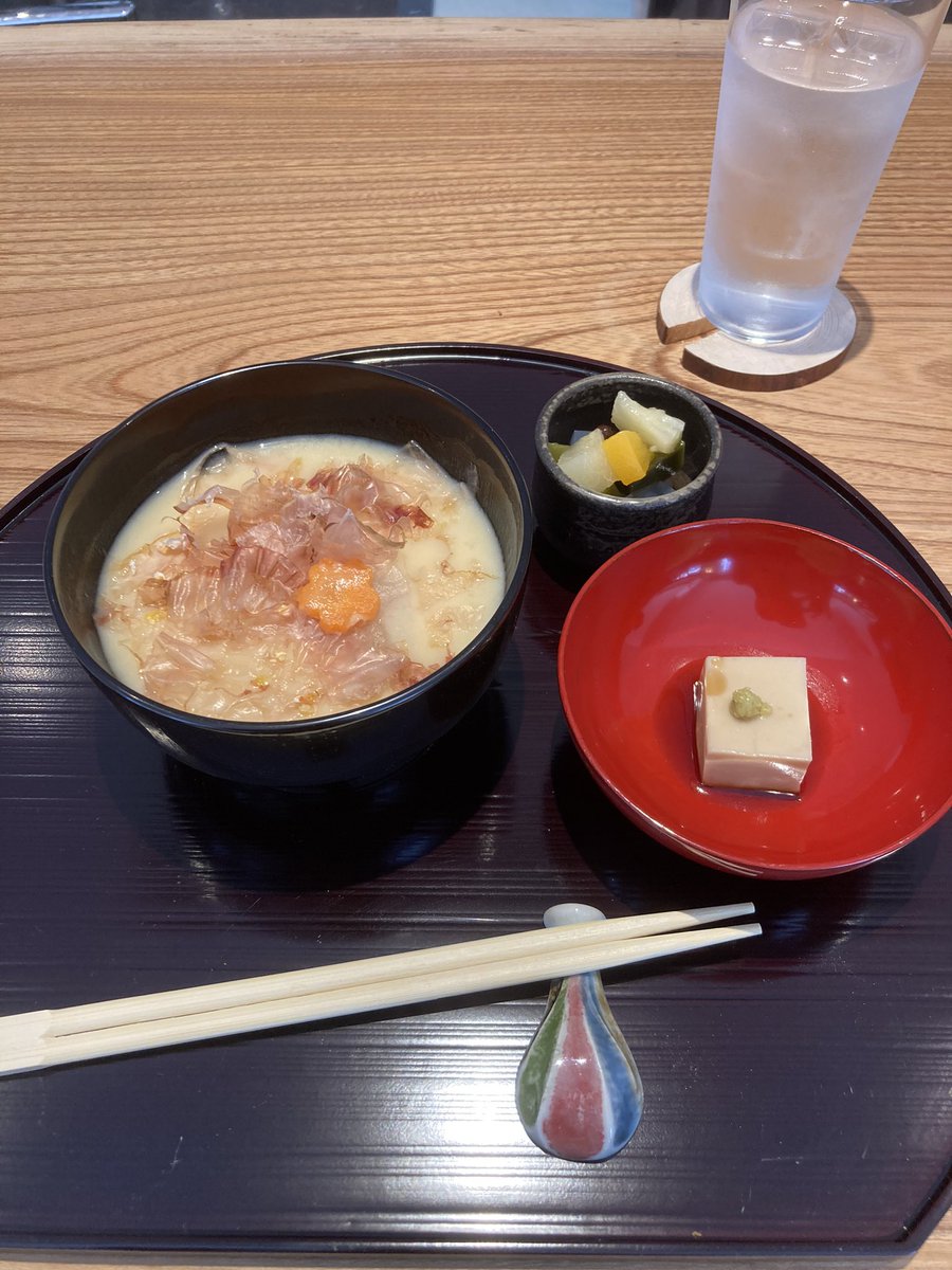 mmneesan's tweet photo. あさごはん、頂きました。
京都の伝統的な白味噌のお雑煮。
女将さんお手製の羽二重丸餅が柔らかくて美味しー😋

#あさごはん
#MONV
#えもん
#MitsuMame https://t.co/CLa9q4ZHEG