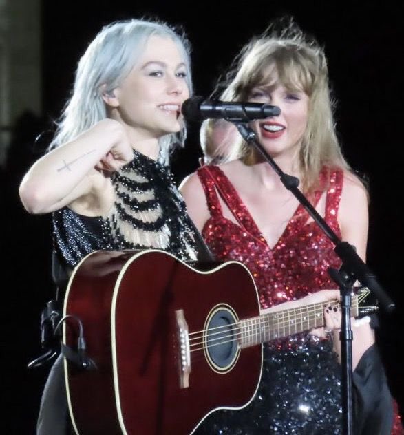 raspberhrriies's tweet photo. taylor swift is singing “come back be here” because phoebe bridgers asked for it??? she’s singing it at PHOEBE BRIDGERS REQUEST?????? https://t.co/kMLyphVCl8
