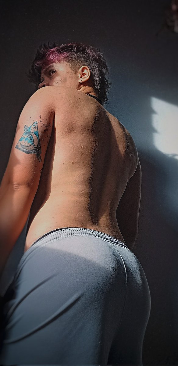 TULLLZZ's tweet photo. E aqui vai um biscoitinho, provando que eu tô ficando gostoso, a meta é ficar gostoso e tatuado
#transgym #transmasc #gay #PANs #biseksual #LGBTQ #transmale #FolloMe https://t.co/LgL5C9m0ZB