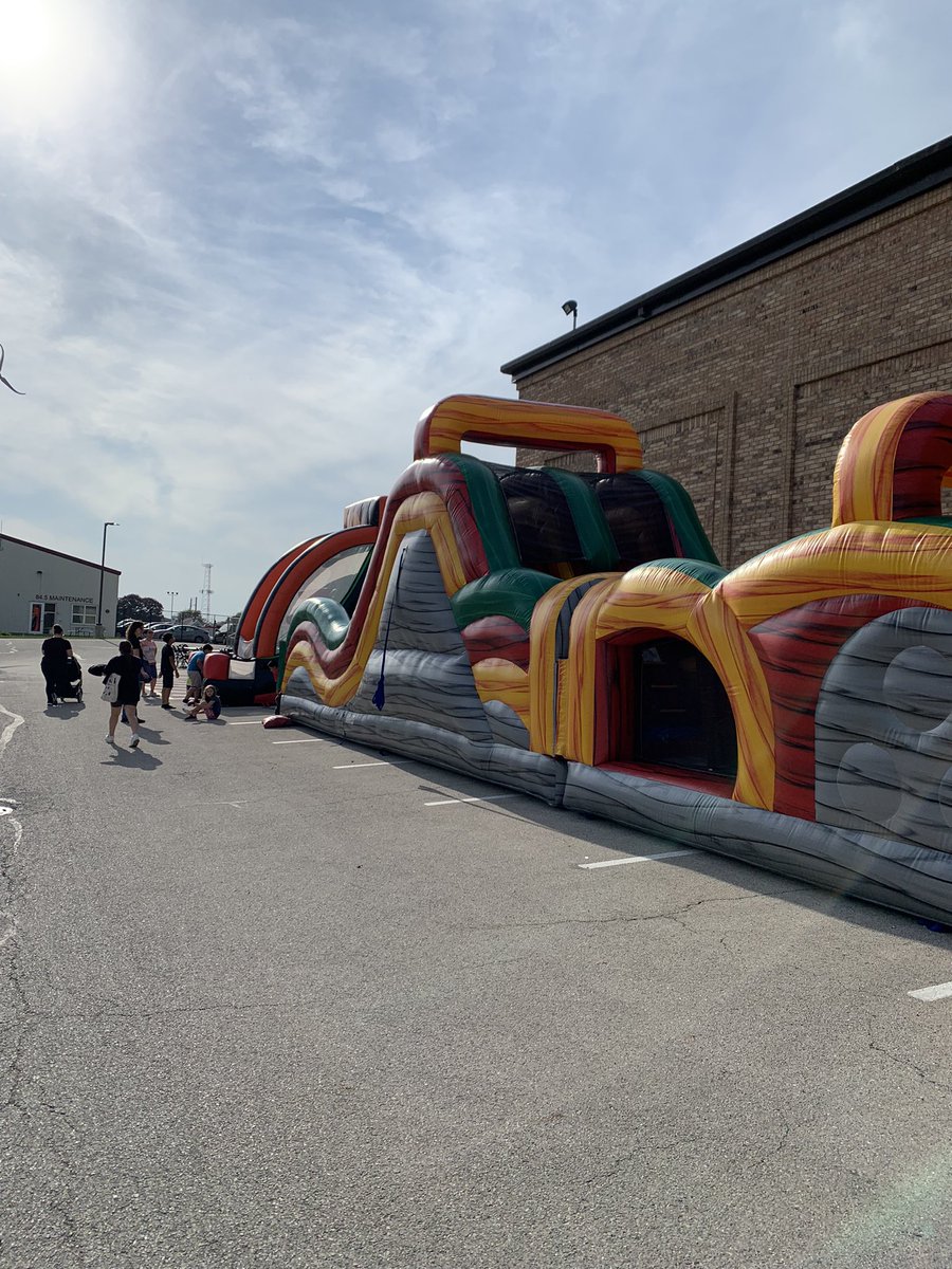 What an amazing turnout and show for the <a href="/RhodesSD845/">RhodesSD845</a> multicultural fair! Una bendición de compartir en comunidad. #rhodeskidscan #rhodessipuede Thank you <a href="/sonesdemexico/">Sones de México Ensemble</a>