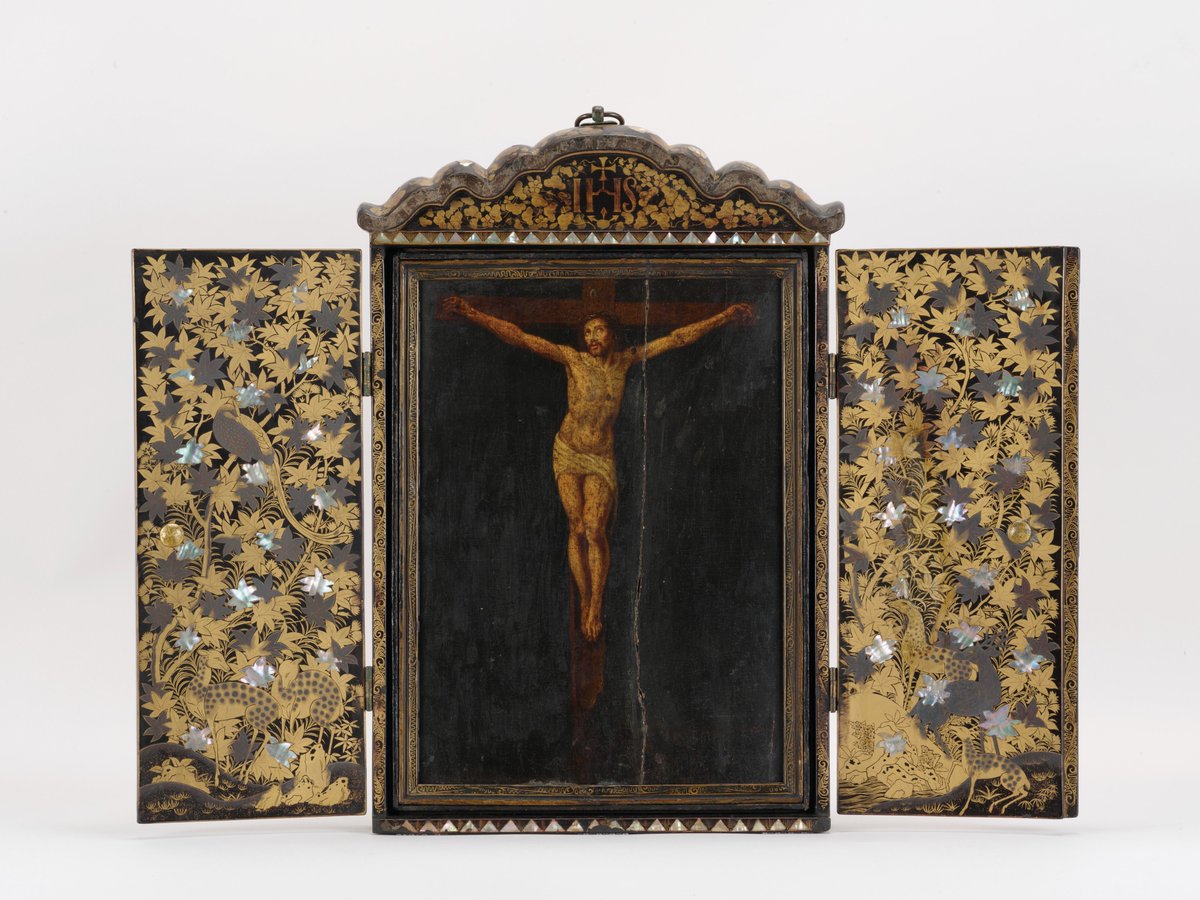 ＼ #大蒔絵展 #徳川美術館 ／

16世紀、フランシスコ・ザビエルらキリスト教宣教師や商人が続々と日本を訪れました

彼らは日本の漆器の比類なき光沢感、金蒔絵や螺鈿に魅了され、祭礼具や家具など次々に注文

会場では南蛮漆器も紹介しています

《花樹鳥獣蒔絵螺鈿聖龕》
桃山時代　名古屋市博物館