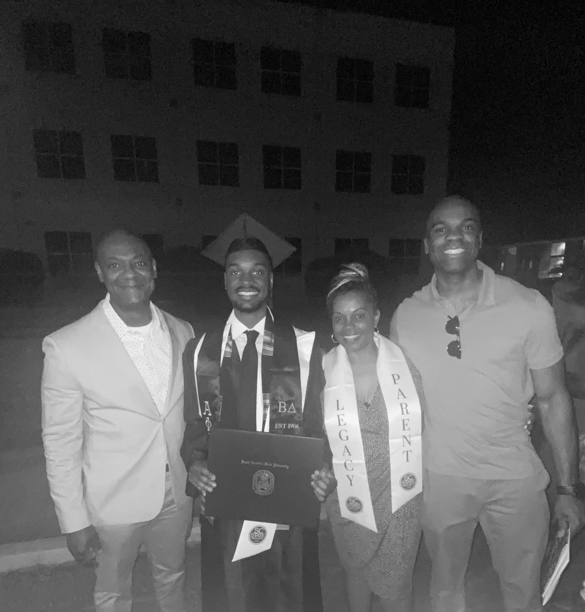 Beags_Beagle's tweet photo. All 4 of us graduated from the same University 🙌🏾 👩🏾‍🎓 So proud to get #4 across the stage and Mom handed him his diploma 🥰 Congratulations 🎉 @psbeags @JBeagle_ @Valencia191330 https://t.co/FsnLcfP0eq