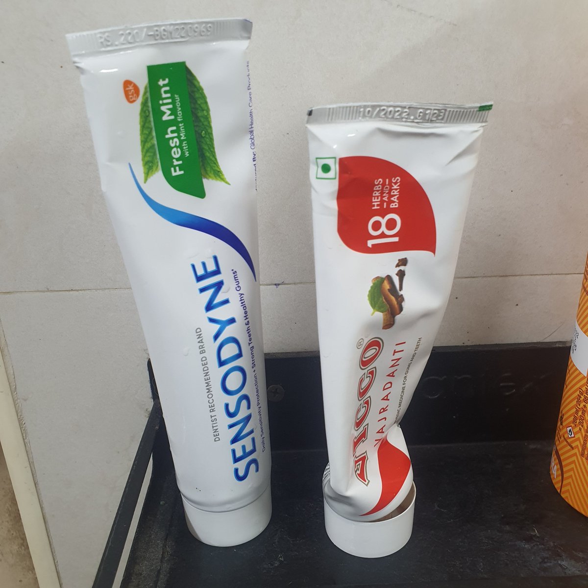 Psychology experts in my TL. 
Q1 - Tell me, which one belongs to a male and which to a female?
Q2 - Inference about the qualities of the user of each tube.

#Weekend #BrainExercise 
@ProfMKay @Dharmic_Jana @caustickonar @SaffronDalit @sirj