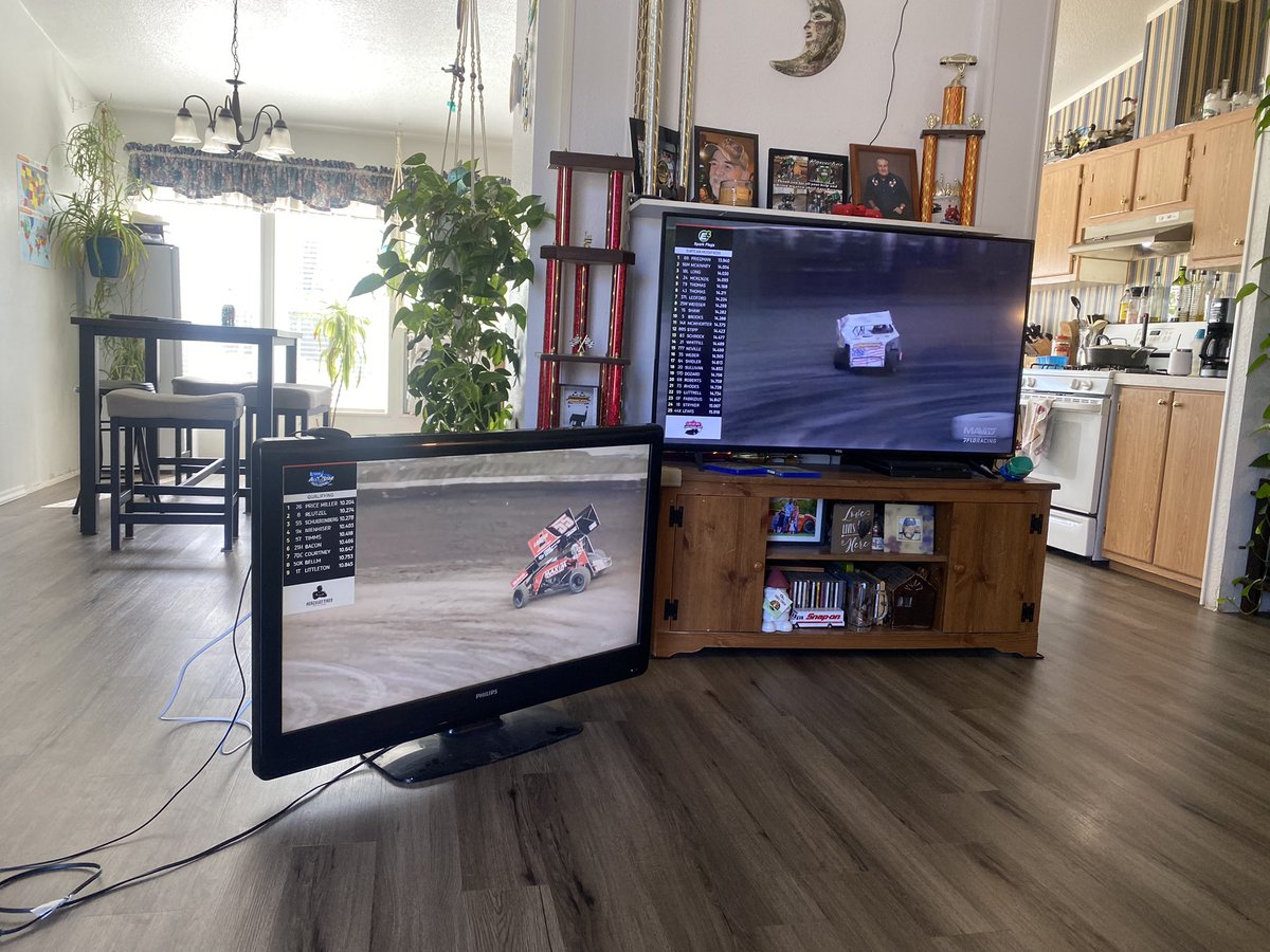 Double screening <a href="/FloRacing/">FloRacing</a>  need 2 accounts in one house 🫣 #tweetyourseat #floracing