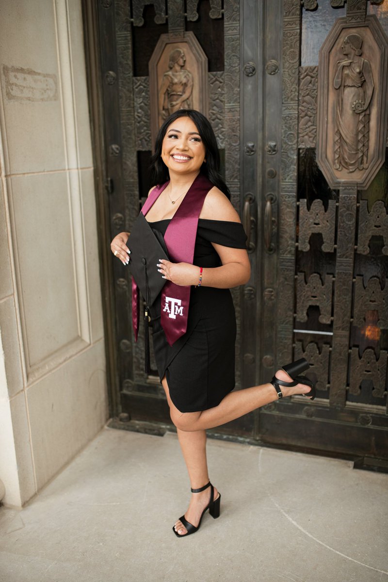 m_5314r's tweet photo. Muchas veces me cansé, lloré, estresé, y cague, pero nunca me rendí 🤍

Today I broke down the wall for my family and became the first to graduate🥹 Thank you @TAMU for the best 4 years of my life and for bringing me my bestest friends. I’m truly blessed. 🤍 https://t.co/P1BdjOnhEj