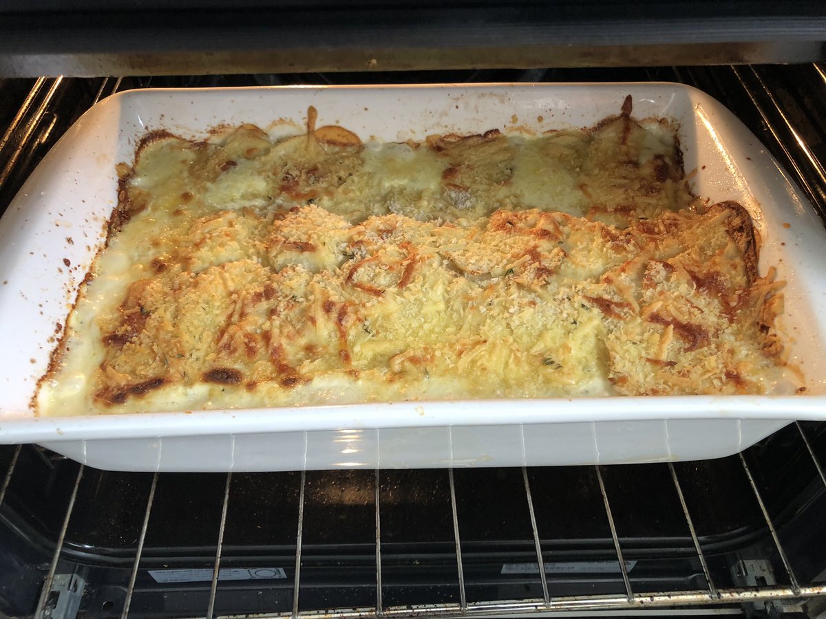 How to make friends at a bbq-bring potato bake. (Cob loaf would also work).
Extra cheese and fresh garlic in this baby 😋 #potatoes #potatobake #friends #extracheese #potatoesarelife
