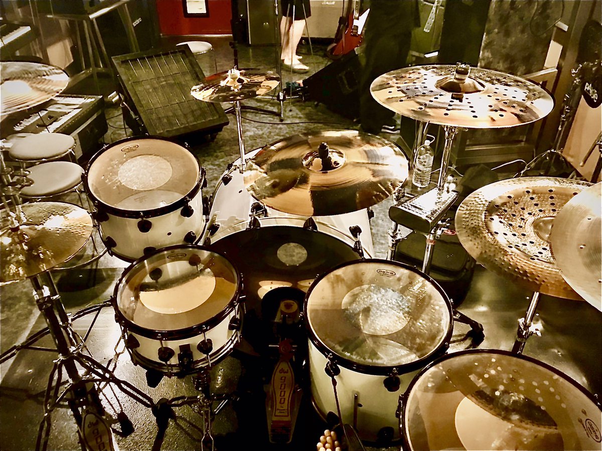 KAMO_Drums's tweet photo. 昨晩KUGIRAZリハ
更に楽曲に磨きをかけ
バンドは前進進化して
イイ感じっス
バスドラのビーター を
DANMARのウッドに変えて鋭く重く成りグレイト‼️
#kugiraz #rock #邦ロック好きな人と繋がりたい #dwdrums #zildjian #saban #danmar #livefast https://t.co/1HbIGQCas4