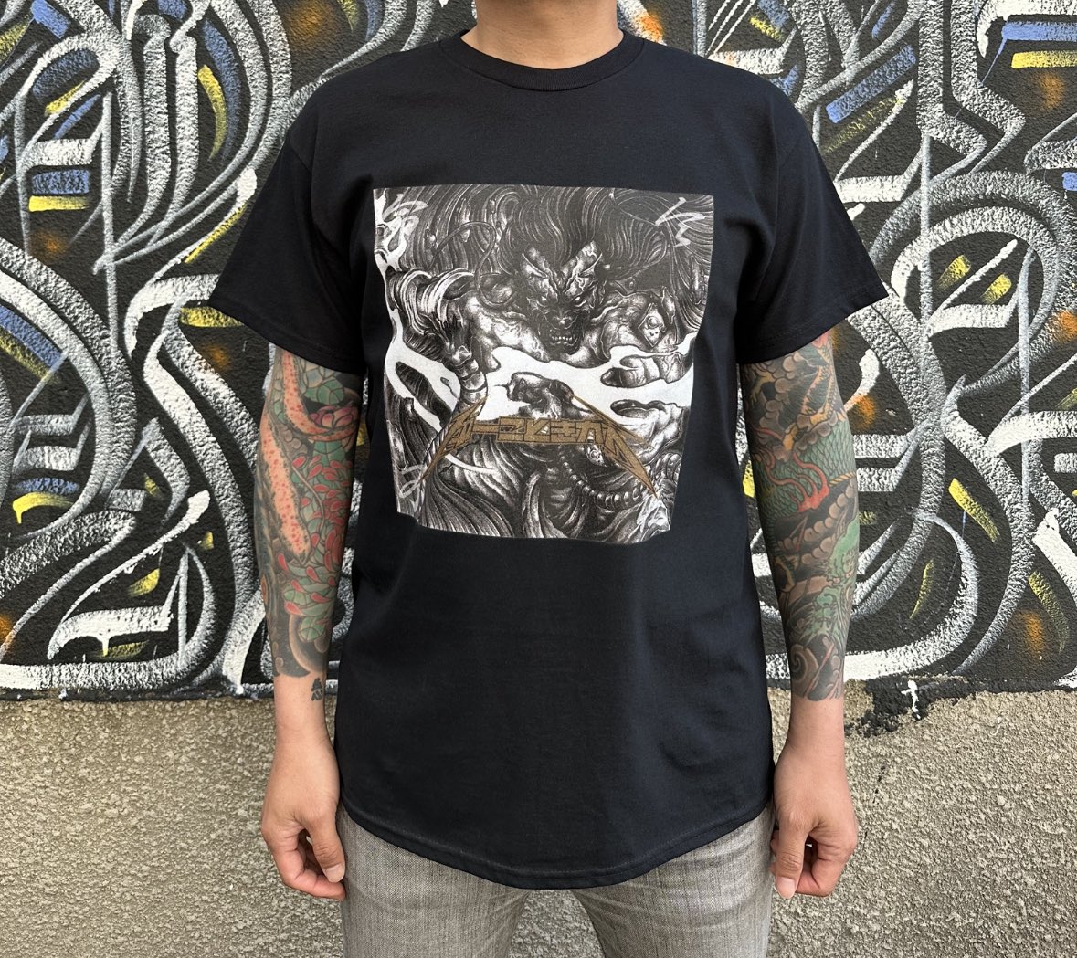 __AKI_HERO__'s tweet photo. 命令不従サブスク解禁記念
「命令不従CDジャケットTシャツ」
発売決定！

本日5/13 昼12時より下記サイトから
ご購入いただけます。
発送は6/1より順次発送致します。
宜しくお願い致します。

https://t.co/G4h4e8sPzW https://t.co/NwzYoppkDP
