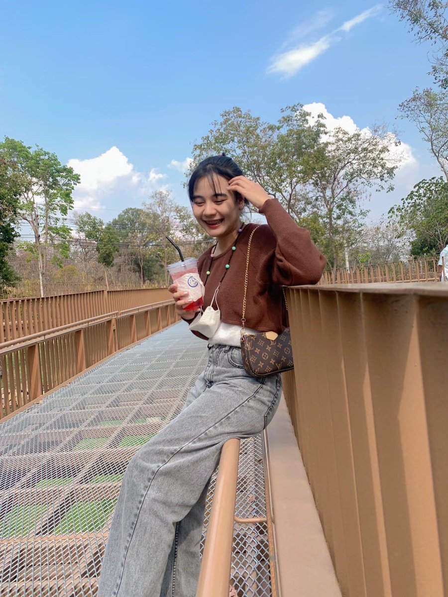 NPrawwadee36962's tweet photo. ท้องฟ้า ก���ไม่สวยเท่าเราหรอก ฝากไว้ให้คิดค่ะ555 <3
#รีทวิตทัก #ProfilePicVsReality https://t.co/MPE5UHRtQS