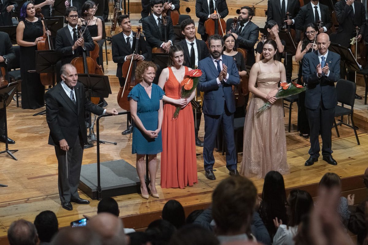 Hoy #12May el Embajador Ramón Santos ha acudido al concierto en <a href="/elsistema/">El Sistema</a> que ha ofrecido la joven oboísta 🇪🇦 Elena Benedicto en el marco del Festival Europeo de Jóvenes Solistas que organiza @ueenvenezuela.
Ha actuado junto a la <a href="/labolivar_/">Sinfónica Simón Bolivar</a>  dirigida por Rodolfo Saglimbeni.