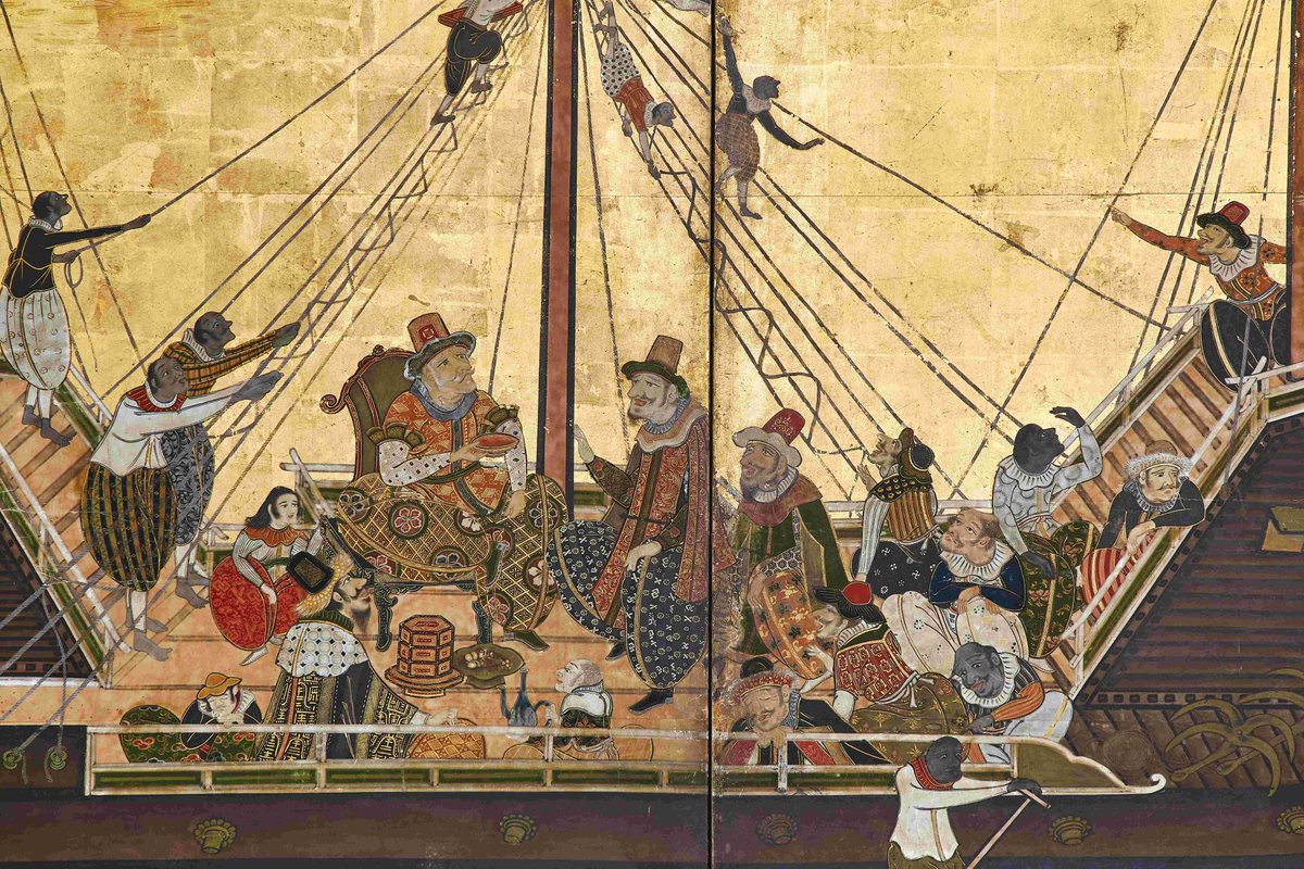 ＼ #大蒔絵展 #徳川美術館 ／

桃山・江戸時代には南蛮貿易の様子が描かれた屛風が制作されました

本作では、南蛮船の船上で椅子に座り盃をもつ白髪の南蛮人、その前には食龕などが描かれています

ロープを渡るアクロバティックな様子も目を惹きます

《南蛮人渡来図屛風》
江戸時代　ＭＯＡ美術館