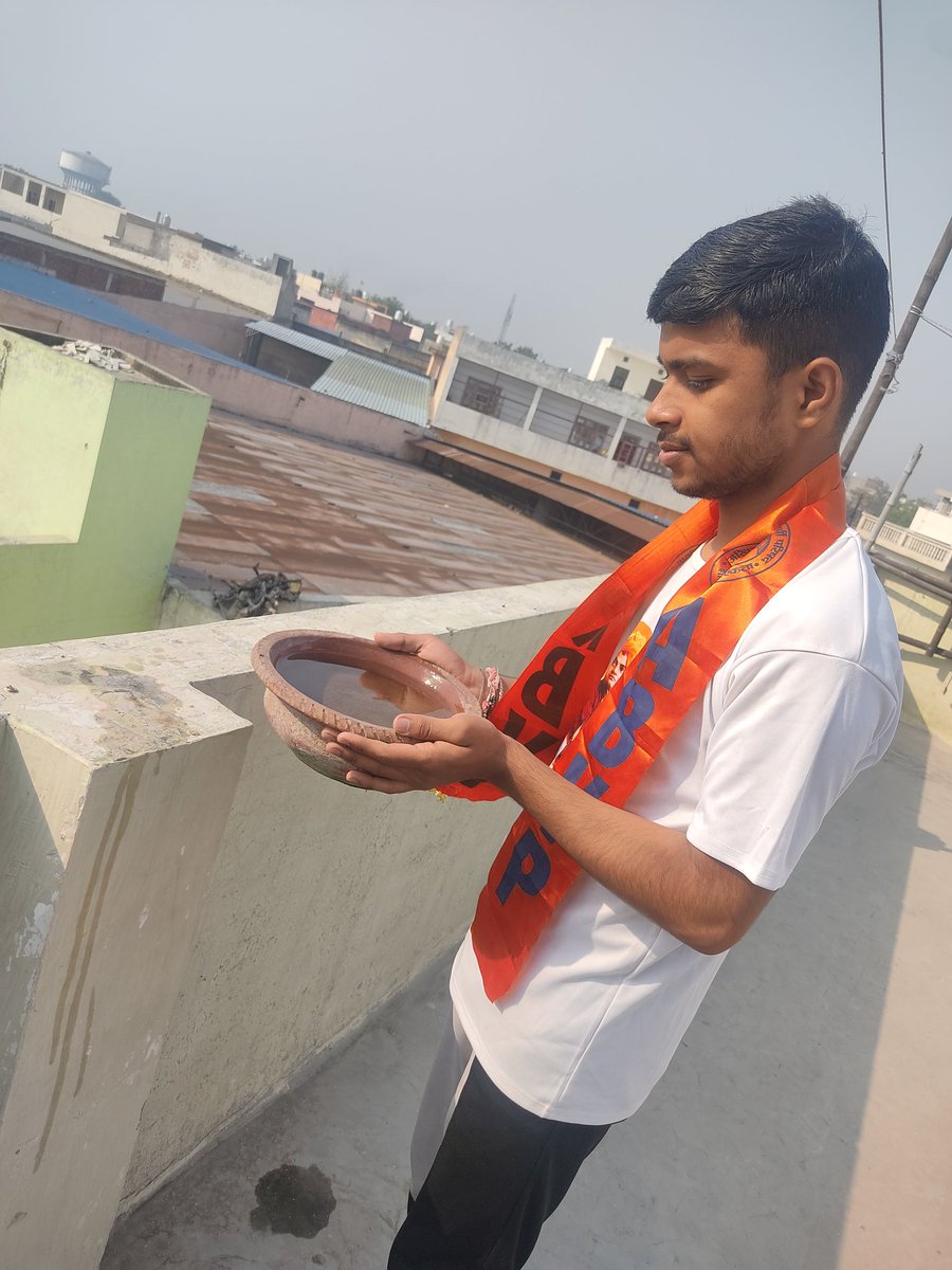 Devansh40384076's tweet photo. #Abvp
#Abvphapur
#Abvpmeerutprant

अखिल भारतीय विद्यार्थी परिषद मेरठ प्रांत विकासार्थ विद्यार्थी गतिविधि द्वारा सेल्फी with सकोरा अभियान का शुभारम्भ हुआ। जिसके निमित्त सकोरा छत पर रखते हुए अपनी सेल्फी ली। https://t.co/LlA0ixEi1C