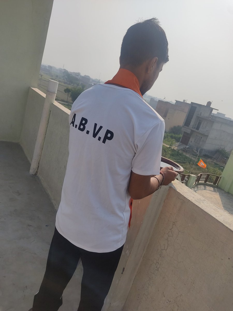 Devansh40384076's tweet photo. #Abvp
#Abvphapur
#Abvpmeerutprant

अखिल भारतीय विद्यार्थी परिषद मेरठ प्रांत विकासार्थ विद्यार्थी गतिविधि द्वारा सेल्फी with सकोरा अभियान का शुभारम्भ हुआ। जिसके निमित्त सकोरा छत पर रखते हुए अपनी सेल्फी ली। https://t.co/LlA0ixEi1C