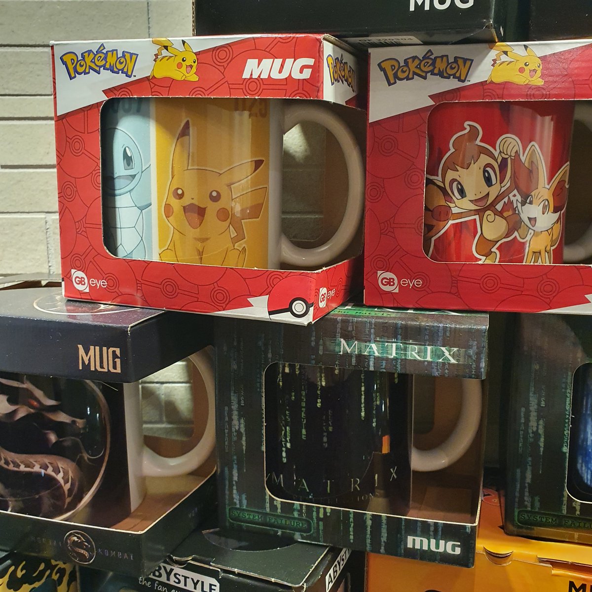 ConceptEnterta6's tweet image. Dags för en liten Mugg-Pyramid :) Här ett litet urval av våra nyare merch muggar i butiken. Vi har massor av modeller från film, serier, anime och TV-spel. Hoppas du hittar någon du gillar!
#mugg #merch #merchandise #HarryPotter  #Pokemon #TheMatrix #muggar #mug #mugs #anime