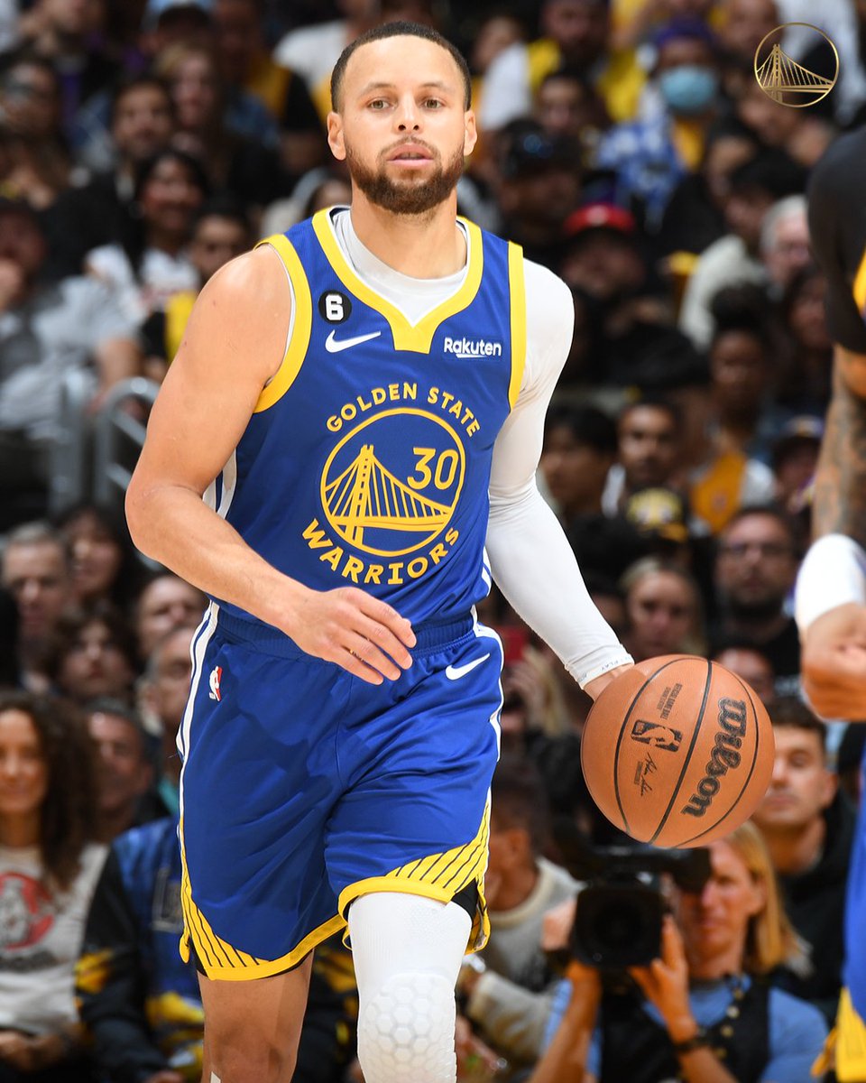 Ah, y si nadie va a meter un tiro abierto el partido para Steph va a ser imposible. Pudo tomar solo 1/2 tiros en los 8 minutos que jugó en el 2Q, hay 3 tipos esperándolo cada vez que penetra.

Si no la empiezan a meter los demás cada posesión va a ser un martirio. Es imposible.
