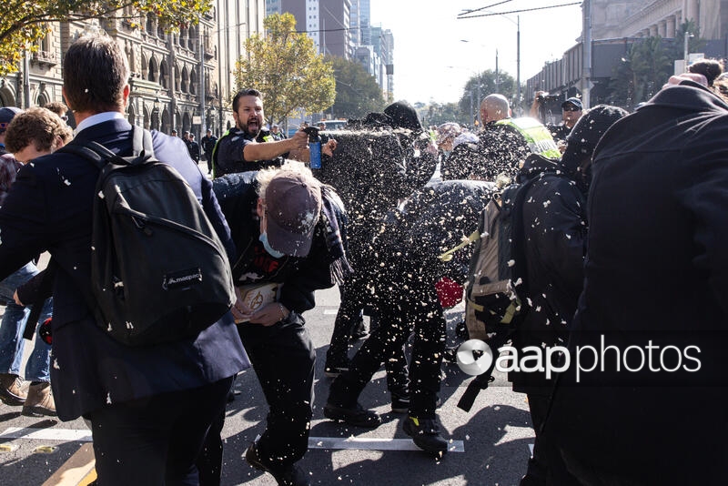 A group of neo-Nazis have clashed with police and counter-protesters at an anti-immigration rally on the streets of Melbourne.

Full story via <a href="/MibengeNsendul1/">Mibenge Nsenduluka</a>: bit.ly/3MoRt84

📷 | <a href="/Diego_Fedele_/">Diego Fedele</a> - <a href="/aap_photos/">AAP Photos</a>